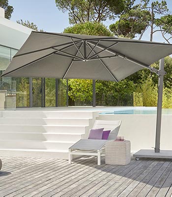 Tuinmeubels: parasol en lounge stoel in Spanje