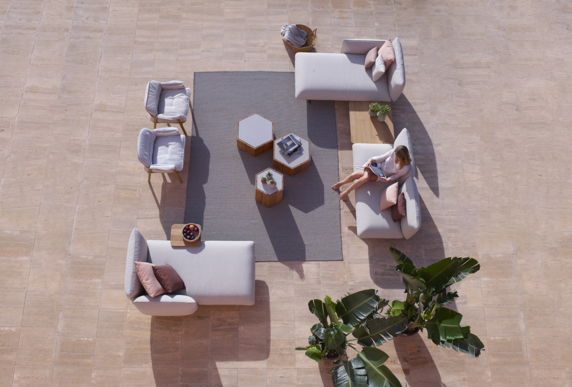 Garden furniture: woman sitting on Senja tribu lounge in Spain